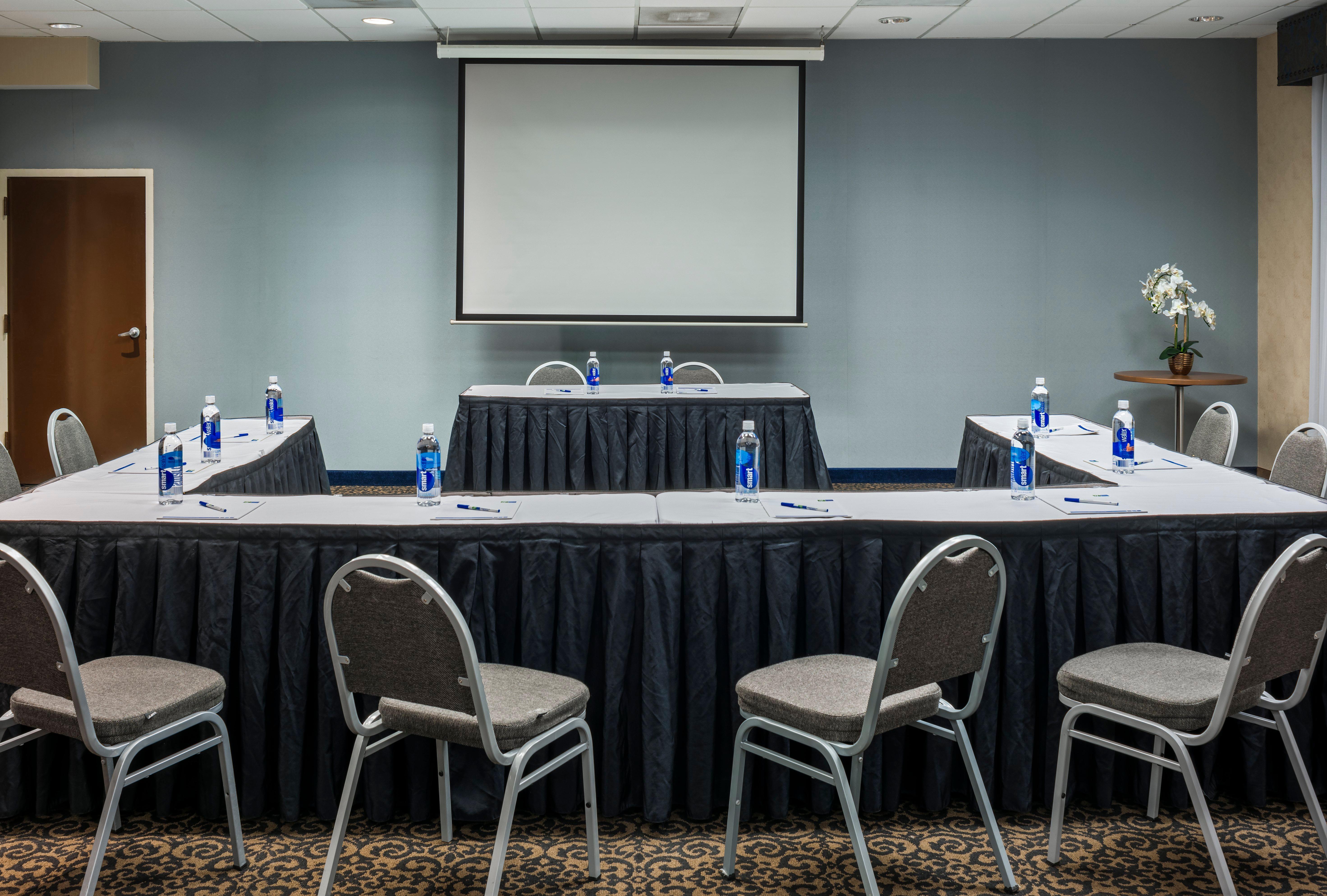 Holiday Inn Express & Suites Laurel Lakes By Ihg Екстериор снимка